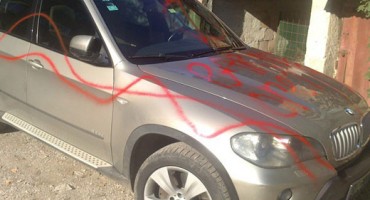 'Parkiraj opet': Išarao mu terenca sprejem, polomio retrovizore i izbušio gume!