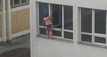 Školski prozor čisti u gaćicama!