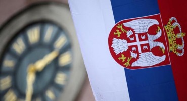 Desetmetarska srpska zastava vijori se na crkvi u Bršadinu (Vukovar)