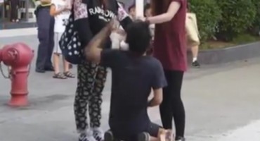 Uhvatila ga da je vara, a onda ga natjerala da kleči na ulici i šamarala ga 