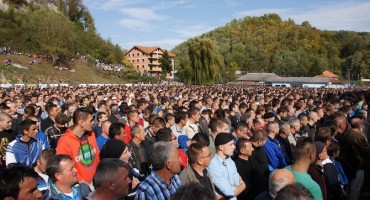  Više od 10 tisuća ljudi na sahrani trojice navijača BiH