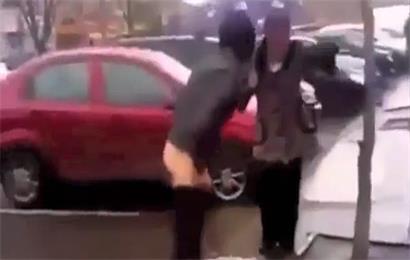 Kakav peh: Djevojka se pokušala seksati nasred ulice, pa ju uhvatila majka