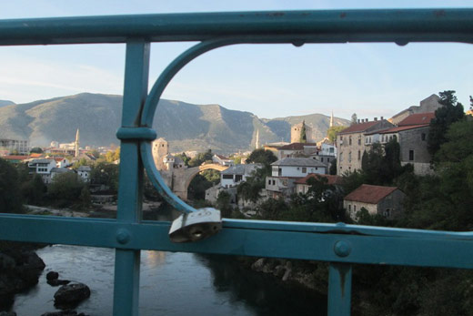 Mostar: Na pomolu nova atrakcija, ljubav zaključana na mostu
