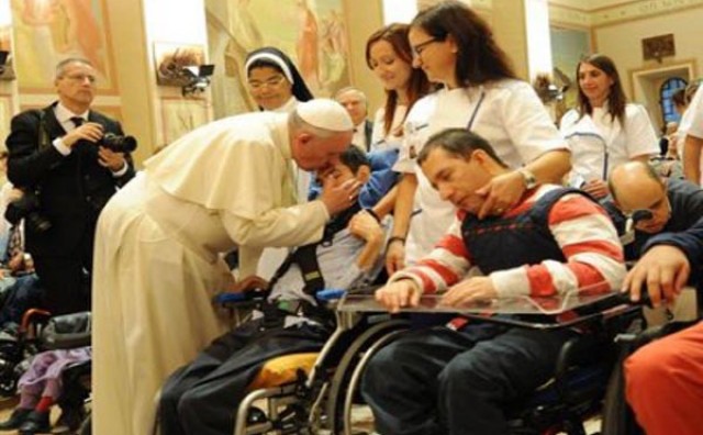 Franjo opet improvizirao:Dirljiv susret Pape i djece s invaliditetom