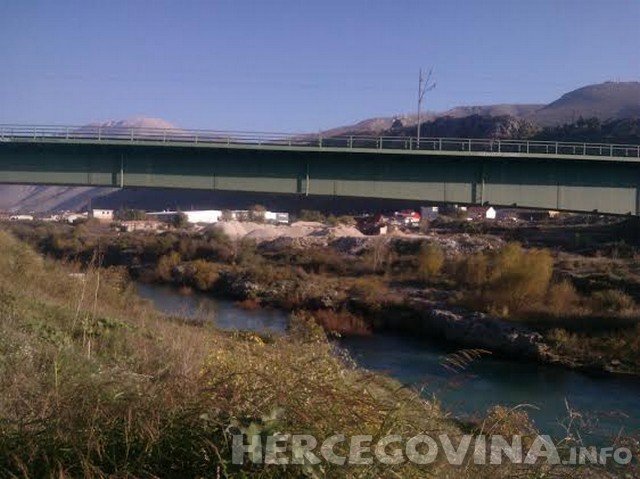 Mostar: Vlasnik kafića prelistao novine i popio kavu pa skočio s mosta