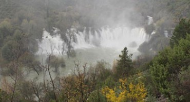  Ćudljivo vrijeme na vodopadu Kravica 