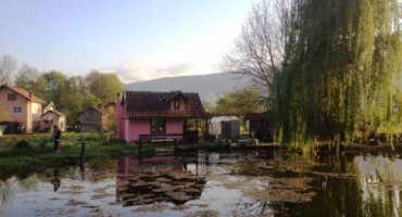 Jezero preko noći presušilo i ostavilo rupu koja ‘guta’ sve pred sobom!