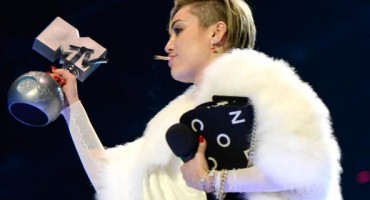 Skandalozno: Miley Cyrus zapalila joint na dodjeli MTV EMA