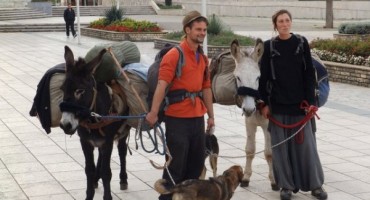 Putujući južnom Europom mladi par iz Francuske stigao na magarcima u Međugorje 