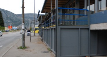 Mostar: Ugostiteljska terasa na nogostupu