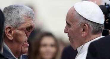 Papa Franjo, čovjek bez lica, poljubio i zagrlio