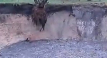 Divovska rupa koja je 'progutala' jezero došla do kuća