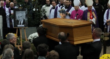 Tisuće Poljaka odale počast Mazowieckom