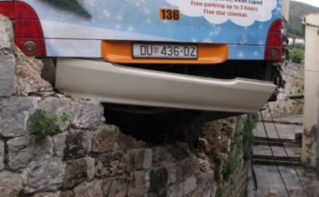 Autobus probio zid u ulici Silvija Strahimira Kranjčevića u Dubrovniku