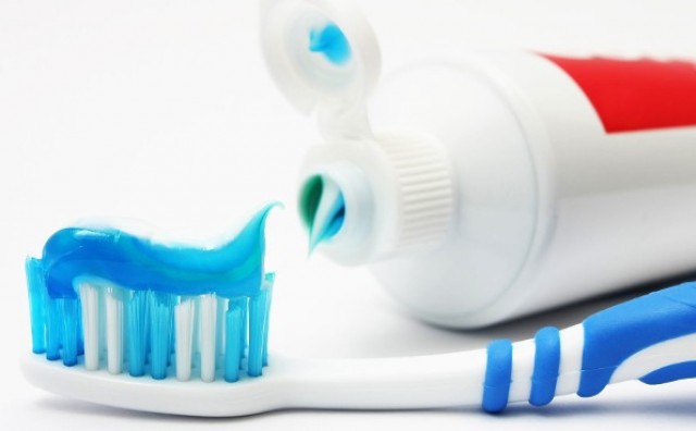 3 neobične uporabe paste za zube