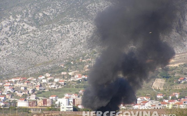 Mještani južnih dijelova Mostara ogorčeni zbog smrada i gustog crnog dima