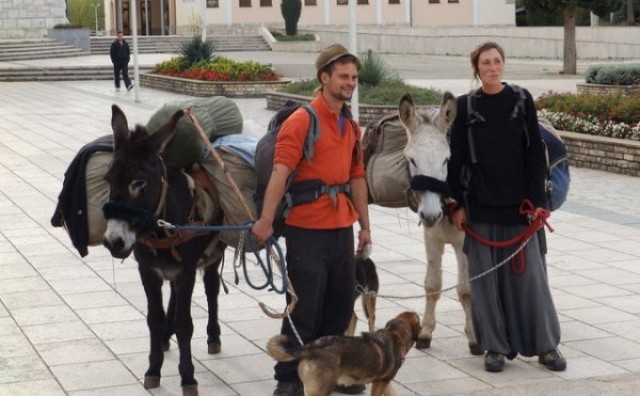 Putujući južnom Europom mladi par iz Francuske stigao na magarcima u Međugorje 