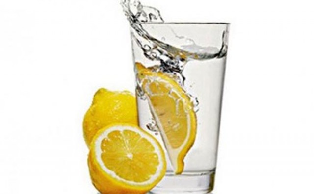 Mlaka voda s limunom - najnoviji hit za poboljšanje vašeg zdravlja!