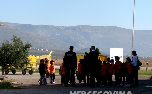Učenici i učiteljice Međunarodne osnovne škole posjetili Zračnu luku Mostar