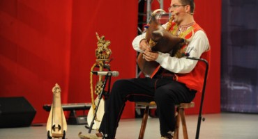  Svira na guslama, diplama, lijerici, a voli i zagangati i zaigrati hercegovačka kola