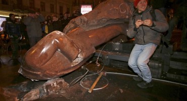  Ukrajinski prosvjednici srušili Ljenjinov kip i mlatili po njemu čekićima 