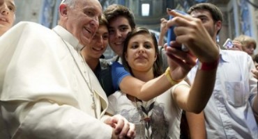 Papa kritiziran zbog zagovaranja stege u odgoju