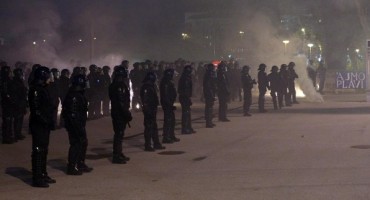 Incident ispred Maksimira: Policija bacila suzavac!