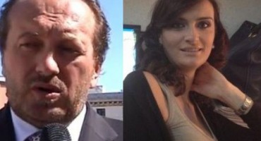 Tajnica potpisala ugovor da će se seksati s vijećnikom jednom tjedno