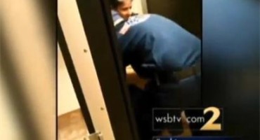 Žena se super ljepilom zalijepila za wc školjku, spašavali je sat vremena