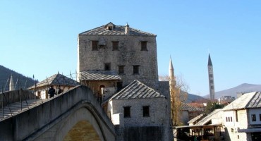 Mostar: Amerikanac skočio sa Starog mosta, život mu spasili skakači
