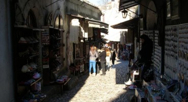 Turisti zgroženi Mostarom: Tučnjava, prosjaci i psi lutalice