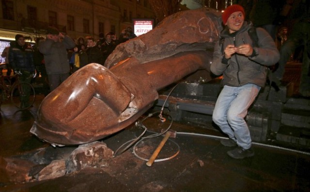  Ukrajinski prosvjednici srušili Ljenjinov kip i mlatili po njemu čekićima 