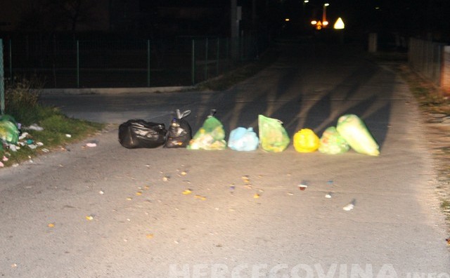 Smeće, Vojno, barikade