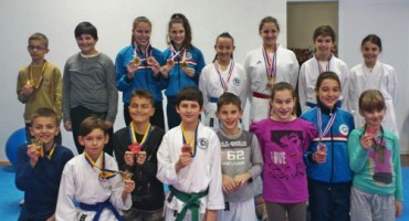 Dječja karate liga: Šesnaest medalja za karatiste Brotnja