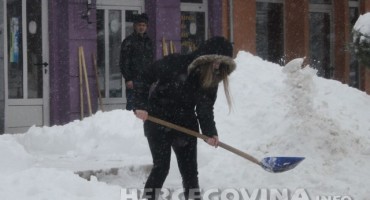 Kako najlakše očistiti snijeg oko kuće i s automobila