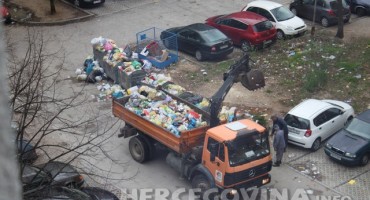 Mostar: Bura nosi smeće po gradu