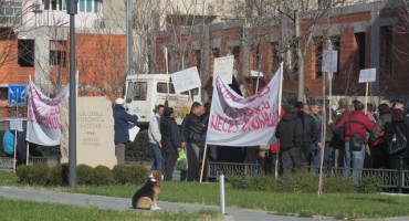 Mostar: Radnici Komosa prosvjeduju ispred Gradske vijećnice