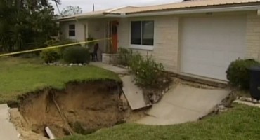 Pred kućom im se otvorila rupetina široka 6 metara