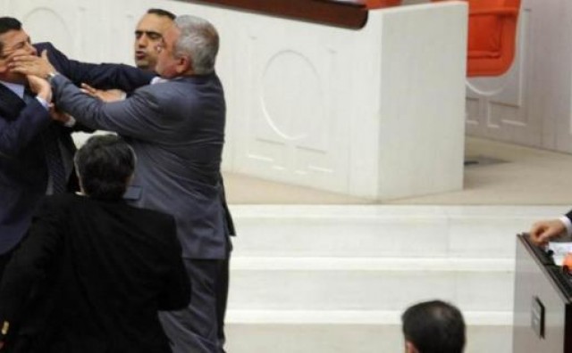 Neviđena tučnjava u turskom parlamentu 