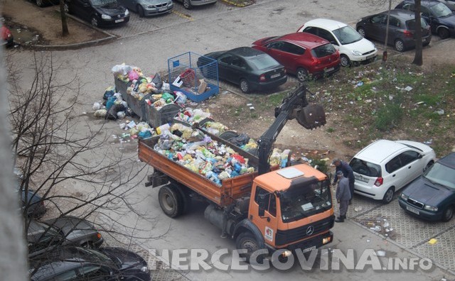 Mostar: Bura nosi smeće po gradu