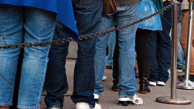 Dobio otkaz, a onda mu je sinula genijalna ideja: Čeka u redu i to dobro naplaćuje