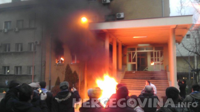 Prosvjedi i huliganski neredi u Mostaru 