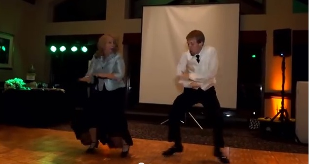 Mama i sin izveli najnenormalniji svadbeni ples koji ste do sada vidjeli!