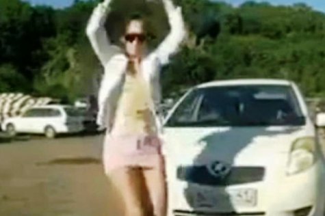 Pogledajte kako je prošao automobil jednog momka kada je njegova djevojka otkrila da je vara
