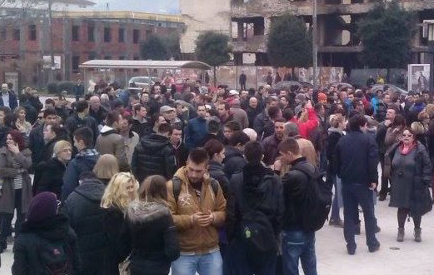 Mostar: Prosvjednici ispred Skupštine HNŽ-a uzvikivali "Ostavke" i "Lopovi"