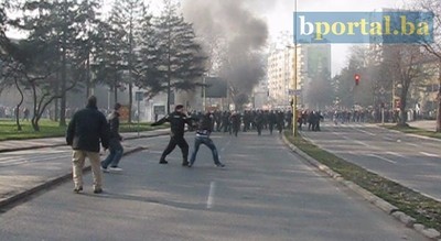 Tuzla: Pogledajte sukob policije i demonstranata