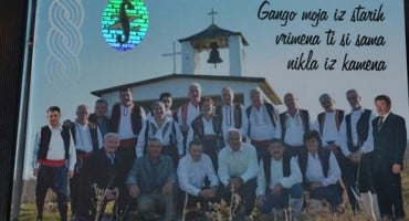 Gango moja iz starih vremena ti si sama nikla iz kamena