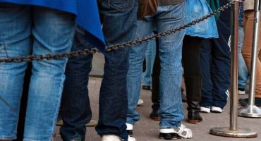 Dobio otkaz, a onda mu je sinula genijalna ideja: Čeka u redu i to dobro naplaćuje