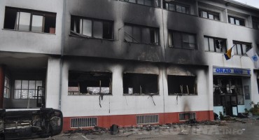 Neredi u Mostaru, Gradska uprava Mostara, Ljubo Bešlić, Mostar, Neredi u Mostaru, Mostar, paljenje, prosvjedi, šteta, Gradska uprava Mostara, spaljeni objekti, Neredi u Mostaru