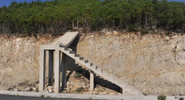 Dvojica Bosanaca na Mljetu postavili stepenice za nigdje